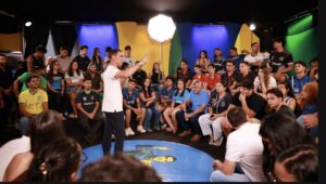 Vicentinho apresenta propostas para a juventude em programa especial com estudantes